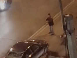 В Петербурге на улице мужчина в упор расстрелял машину из ружья — видео