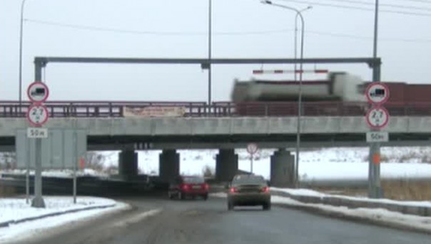 В Петербурге в мост с надписью: "Газель не пройдет" впечаталась 140-я "Газель"