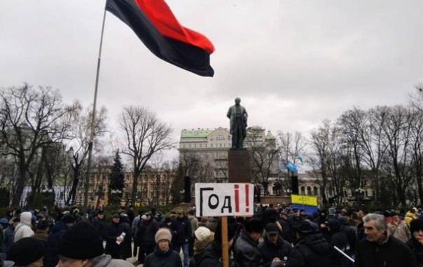 В Киеве несколько тысяч человек провели марш за импичмент Порошенко