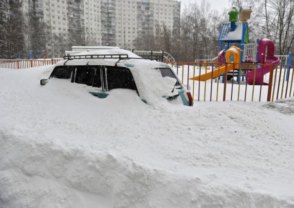 Вопиющая халатность: Забытая воспитателями девочка умерла в сугробе перед детсадом в Новой Москве