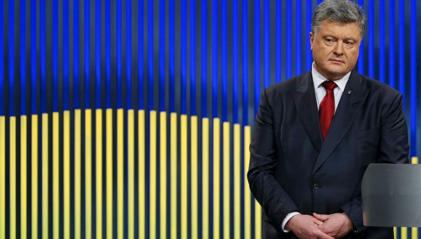 Порошенко призвал запретить российский флаг во всем мире