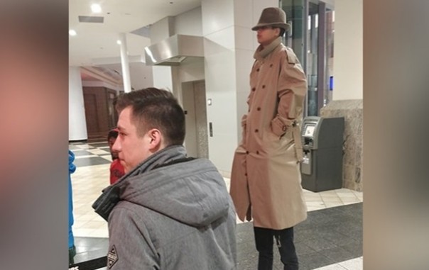 "Очень высокий человек" не смог попасть на сеанс