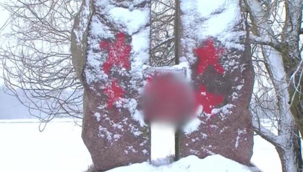 Вандалы нарисовали свастику на памятнике советским активистам в Литве