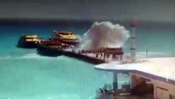 Момент взрыва на пассажирском пароме в Мексике, в результате которого пострадало 25 человек, попал на видео