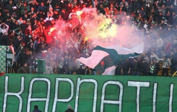 В Одессе пьяные фанаты львовских "Карпат" избили патрульных полицейских, сделавших им замечание