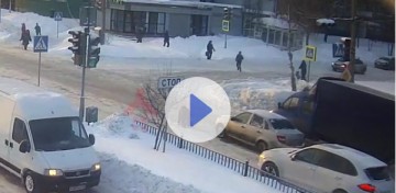 Водитель заметил поскользнувшегося пешехода и переехал его