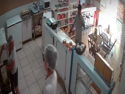 В Бразилии уборщица отбилась от грабителя с помощью ведра воды