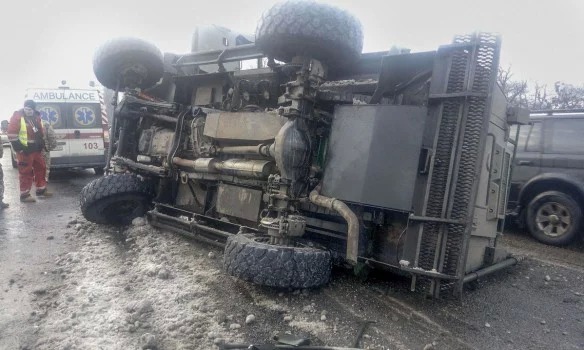 В Киеве возле метро "Нивки" вояки на броневике Cougar успешно отработали поворот оверкиль