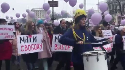 Пустые кастрюли, марши и цветы, без паранджи: мир празднует 8 марта