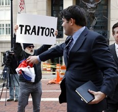 В Манафорта бросили триколор и обвинили в "продаже Америки русским"