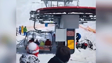 В Грузии "взбесившийся" подъёмник разбросал людей по склону