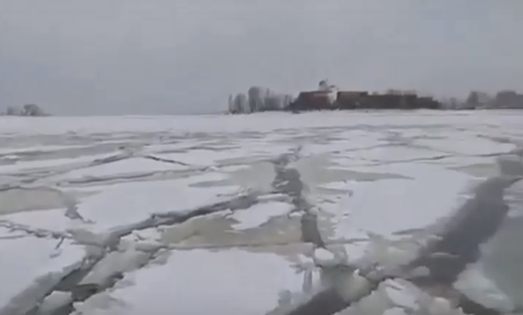 "Вот это капец". Рыбак снял на видео "цунами" на Байкале после землетрясения