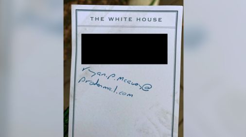 Сотрудник Белого дома забыл на остановке пароли от почты с секретной информацией