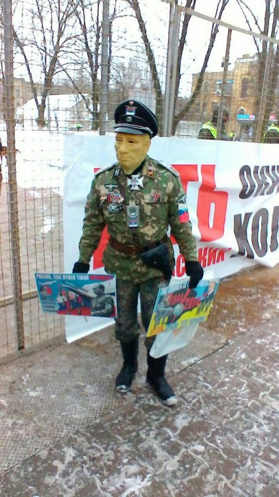 Укробыдло продолжает шабаш под посольством РФ в Киеве: обещают гробы для русских