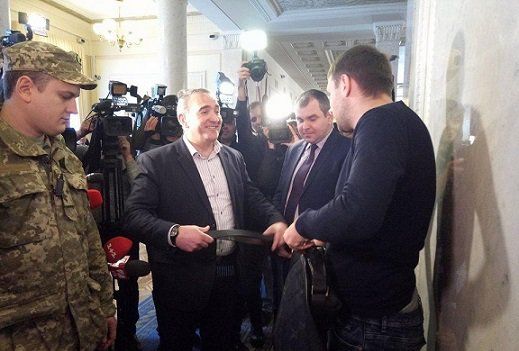 Парасюк отказался сдать оружие на входе в Раду и подрался с охраной