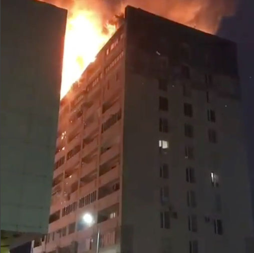 В Грозном загорелся 12-этажный жилой дом