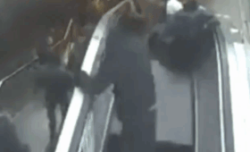 Ступени эскалатора внезапно рухнули вниз, зажевав пассажира метро