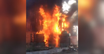 Языки пламени и чёрный дым. Во Владивостоке полыхает склад с пенопластом — видео