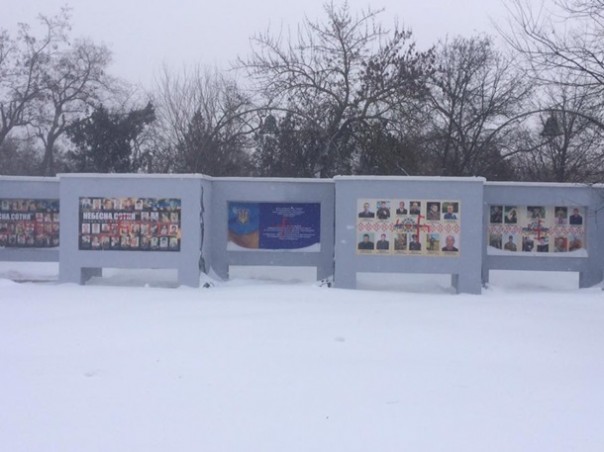 Партизаны в Херсоне атаковали монумент хероям небесной сотни и хрюмбергам АТЫ