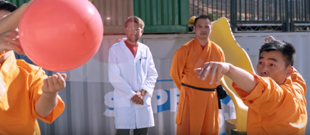 В Сети появилось видео с шаолиньским монахом, пробивающим иголкой стекло