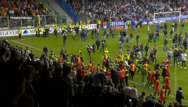 В Голландии расстроенные проигрышем команды болельщики набросились на футболистов