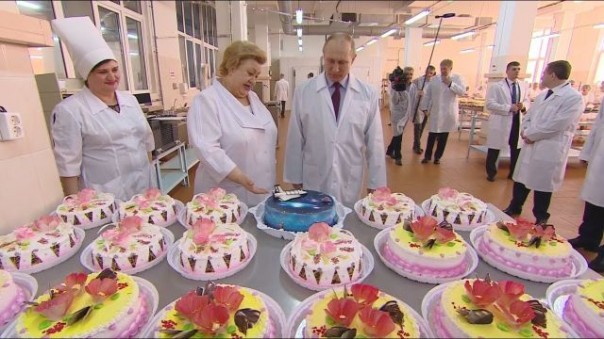 В Самаре Путин попробовал продукцию кондитерского комбината и получил в подарок «космический» торт