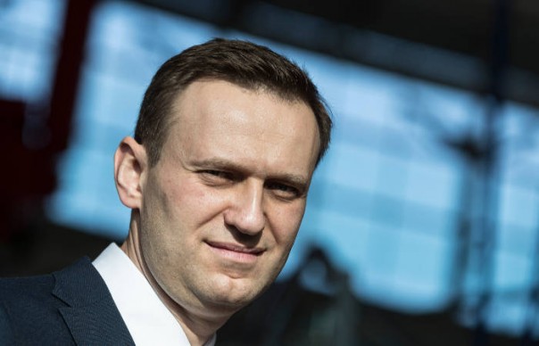 Сторонники Навального развешивают листовки с бритвенными лезвиями