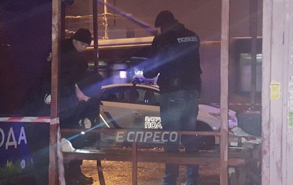 В Киеве мужчина бросил в полицейских взрывчатку