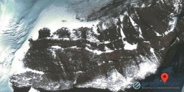 В Антарктиде тающие льды приоткрыли участок автодороги и мост.