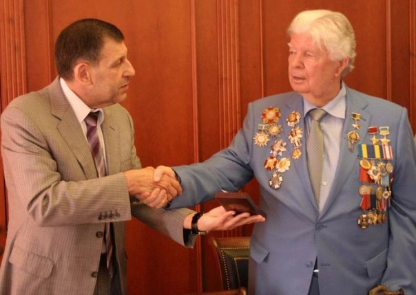 Увешанный наградными побрякушками Порошенко рассмешил соцсети
