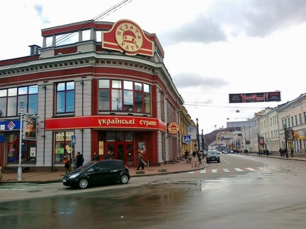 Киевские жутики: В ресторане посетителю перерезали горло | На вокзале мужчину ударили ножом в лицо | В центре Киева обнаружили труп мужчины