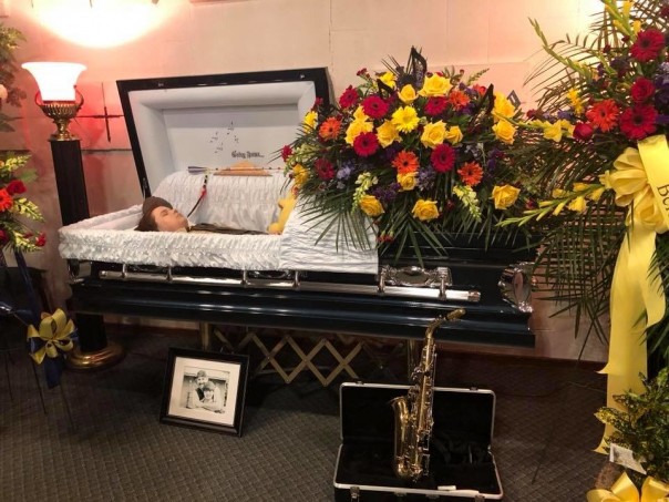 Мать выложила фото сына в гробу, чтобы дети, которые его затравили, опомнились