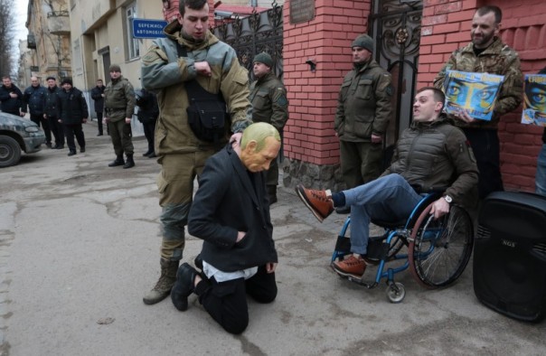 Перемога дня: во Львове манекен Путина поставили на колени перед укрофашистом в инвалидной коляске