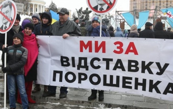 К дому Порошенко приехал автопробег с требованием отставки