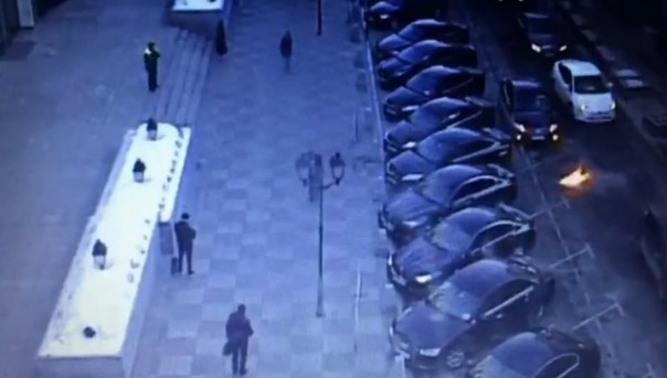 Москвич попытался поджечь машины у здания Совфеда и загорелся сам