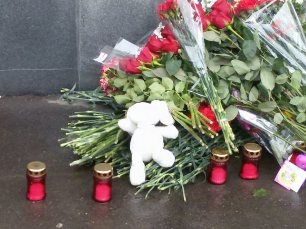 Жители Киева несут цветы и игрушки к посольству России