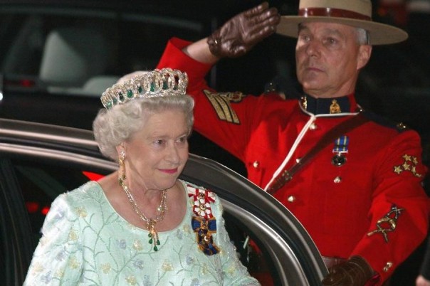 Великосветские мародёры... Откуда у британской Елизаветы II диадема русской императрицы?