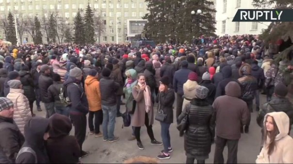 Стихийный митинг протеста в связи с трагедией в ТЦ «Зимняя Вишня» в Кемерове