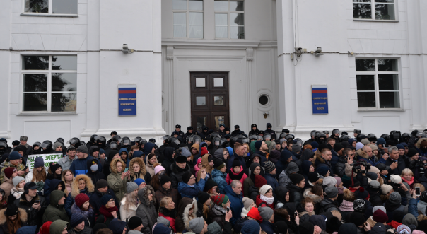 Заместитель Тулеева встал на колени перед жителями Кемерова и попросил прощения