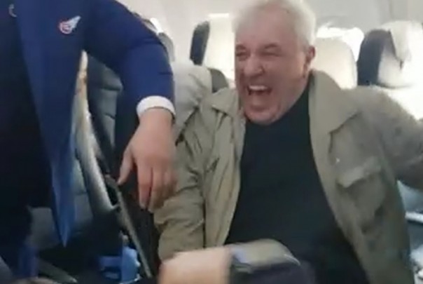 «Он пил всю дорогу, а потом стал нападать»: в самолёте Екатеринбург — Анталья скрутили дебошира