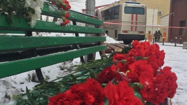 Мемориалы по жертвам пожара в Кемерово возникают по всей стране