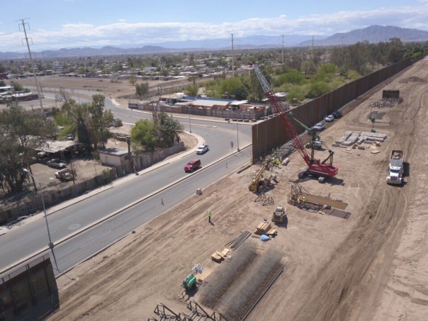 Трамп показал фото со строительства стены на границе США