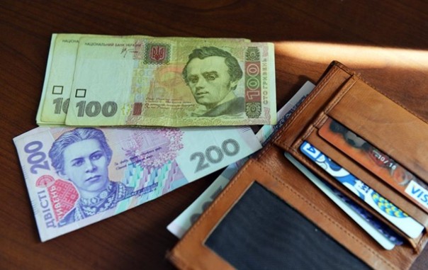 Сбережения украинцев за год уменьшились, а долги за коммуналку достигли 36,8 млрд гривен
