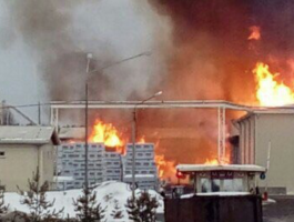 Крупный завод горит в Ленинградской области