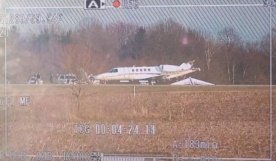 В США на взлетной полосе столкнулись самолеты