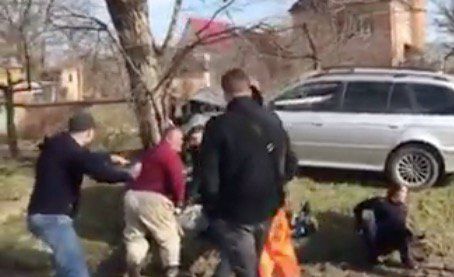 "Ты шо придурок?": В Черновцах сотруднице полиции пришлось отбиваться от агрессивных участников ДТП