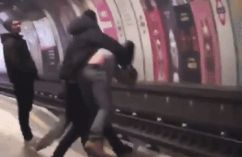 Шуточная драка пьяных парней привела к падению на рельсы перед поездом