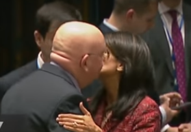 Постпред РФ в ООН Небензя расцеловал Хейли перед заседанием