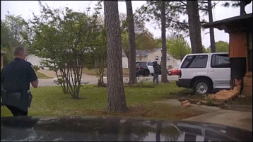 Дом, в который влетел джип, взорвался за секунду до того, как вошёл коп (видео)