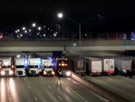 Дальнобойщики выстроили в ряд фуры, чтобы помешать самоубийце прыгнуть с моста